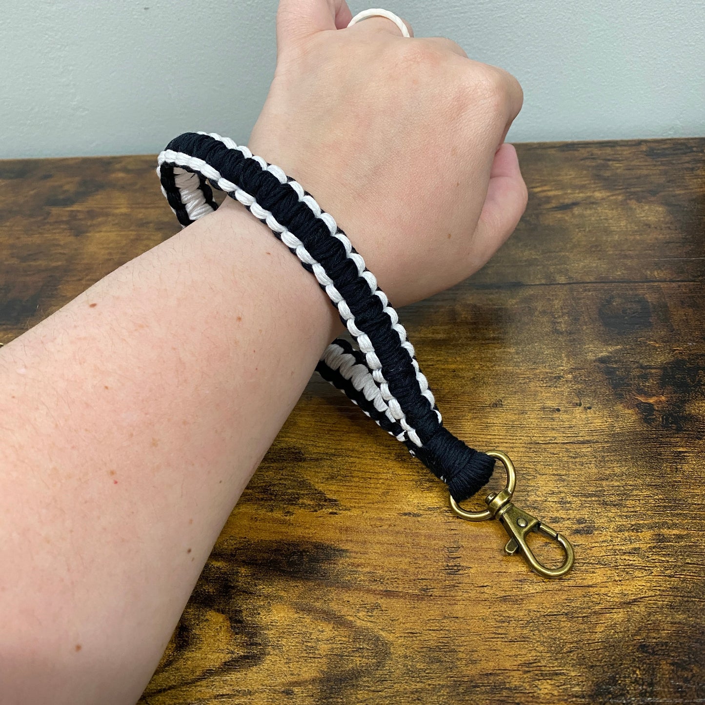 Keychain - Macrame Bracelet - White Side Stripe